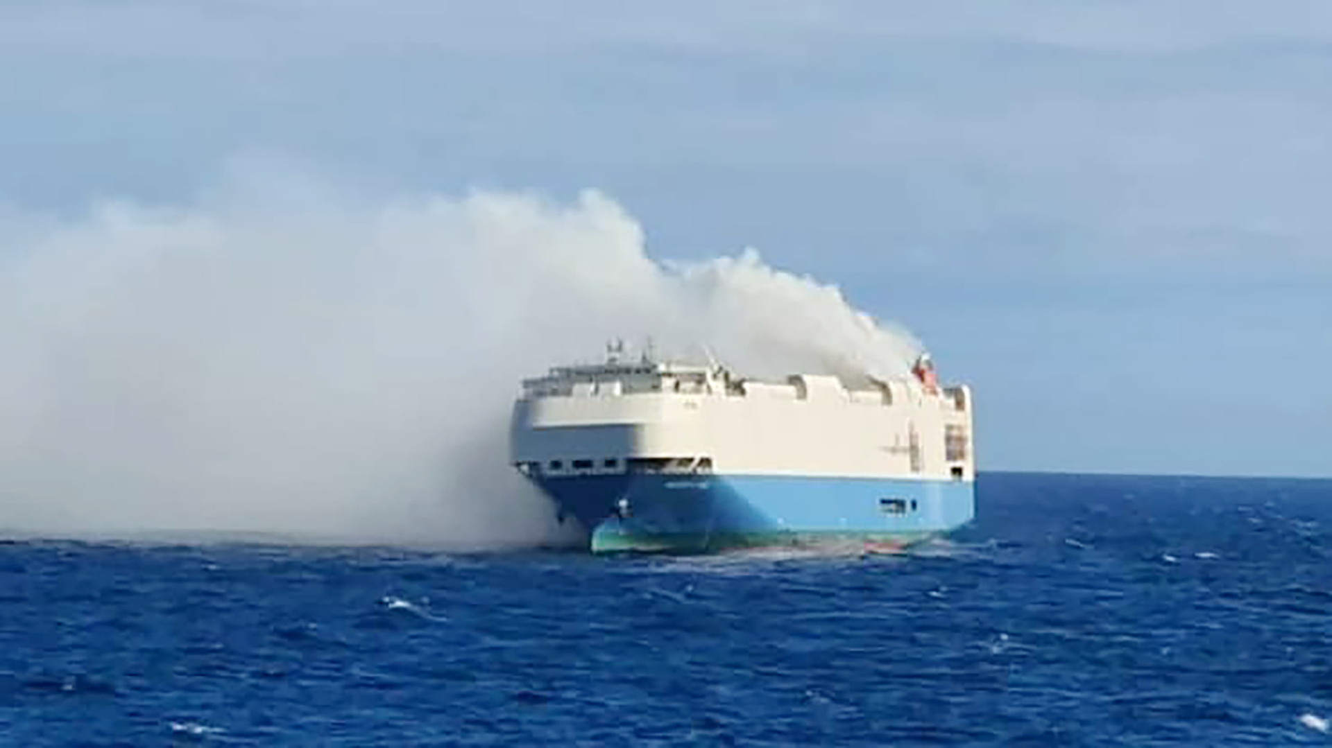 Felicity Ace号巨轮在大西洋起火 载有数千辆保时捷等豪华车